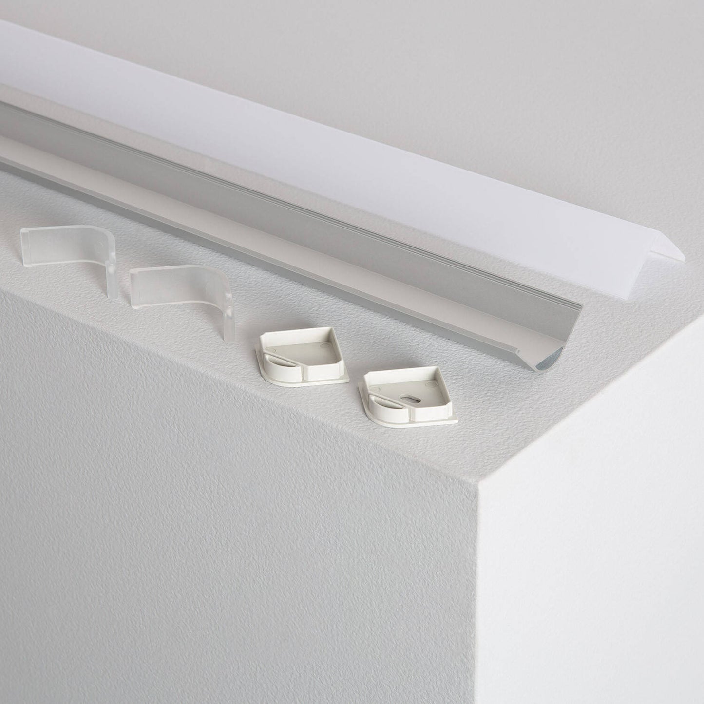 Profilé d'Angle Triangulaire Aluminium 2m pour Ruban LED 20mm