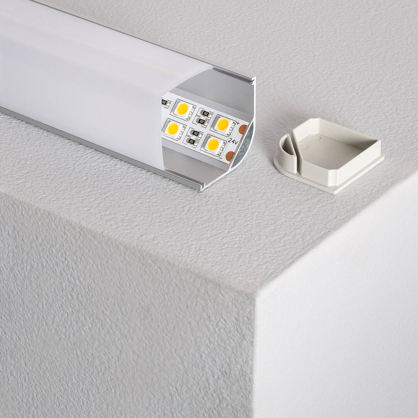 Profilé d'Angle Triangulaire Aluminium 2m pour Ruban LED 20mm
