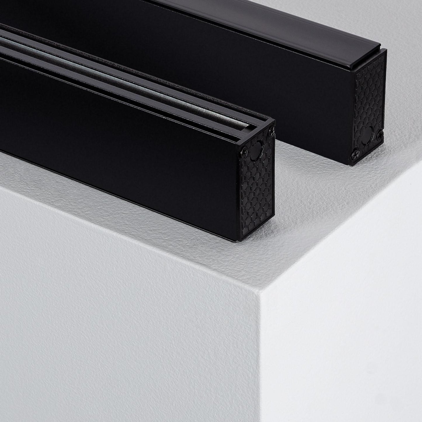 Rail Magnétique LED 48V 2m en Saillie, Aluminium Noir, Usage Intérieur